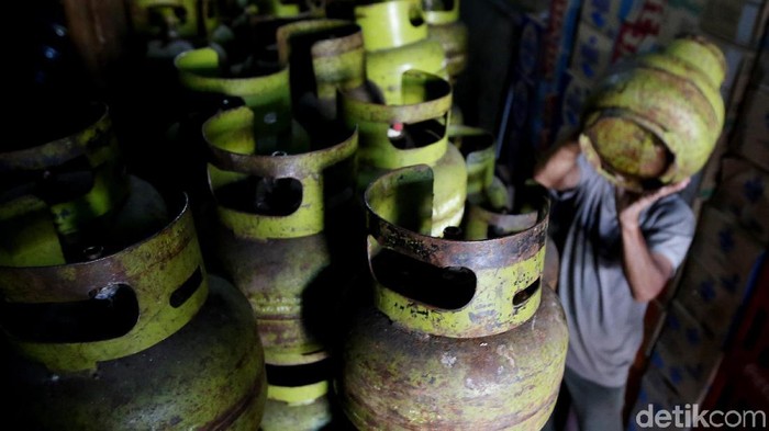 Pedagang merapihkan tabung kosong gas elpiji 3 kiloan di kawasan Mampang Prapatan, Jakarta, kemarin. Menurut pedagang, pasokan gas melon tersebut belum diisi sejak Minggu (3/12). Biasanya, gas elpiji diisi dua hari sekali untuk melayani konsumen.