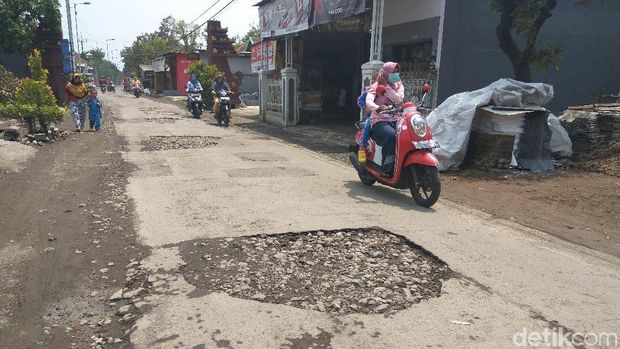 Jalan-jalan di Sidoarjo rusak pasca banjir/