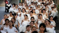 Akhir pekan lalu, digelar lomba lari dengan nama EAZY Running of the Brides 6. Uniknya, seluruh peserta lomba lari ini adalah calon pengantin. (Foto : REUTERS/Athit Perawongmetha) 