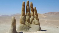 Patung setinggi 11 meter ini terbuat dari besi dan semen. Didanai oleh organisasi bernama Corporacion Pro Antofagasta, patung ini diresmikan pada 28 Maret 1992 (dreamtravelers._/Instagram)