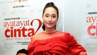 Pose Tatjana kala bergaya di depan kamera. Pool/Ismail/detikFoto.