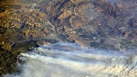 Penampakan ganasnya asap putih yang menutupi wilayah di California Selatan (Foto: Courtesy @AstroKomrade/NASA/Handout via REUTERS)