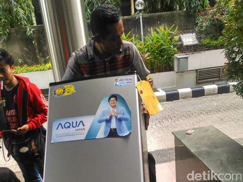  Barang bukti terkait kasus First Travel dibawa dari Bareskrim ke Kejari Depok, Kamis (7/12/2017)