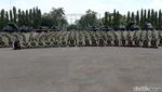 Foto: Berpamitan, Panglima TNI Salami Prajurit Kostrad