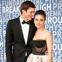 Ashton Kutcher bersama istrinya, Mila Kunis, menghadiri Breakthrough Prize 2018 di NASA Ames Research Center, Mountain View, California, AS, baru-baru ini. (Foto: Jesse Grant/Getty Images)