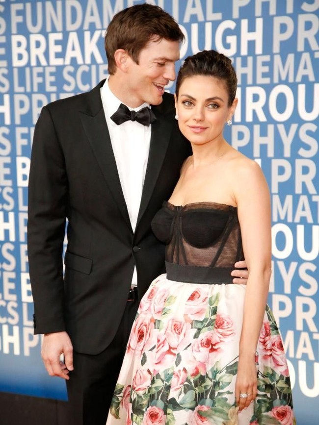 Ashton Kutcher bersama istrinya, Mila Kunis, menghadiri Breakthrough Prize 2018 di NASA Ames Research Center, Mountain View, California, AS, baru-baru ini. (Foto: Jesse Grant/Getty Images)