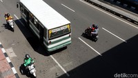Aksi sangat percaya diri sejumlah pengendara motor yang nekat melawan arus di kawasan Matraman, Jakarta, Kamis (7/12/2017).
