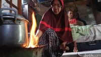 Elpiji Langka, Warga Maros Beralih ke Kayu Bakar