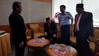 Taufik Kurniawan Fadli Zon kemudian bercengkrama dengan Marsekal Hadi di salah satu ruangan. Pertemuan tersebut terlihat cair. (Foto: Dok. Istimewa)