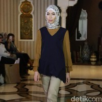 Rancangan busana muslim terbaru dari creative director brand SUQMA, Jenahara Nasution, yang mengusung tema Djellaba, bertempat di Rumah Maroko, Menteng, Jakarta. [6/12/2017]. Foto: Mohammad Abduh/Wolipop
