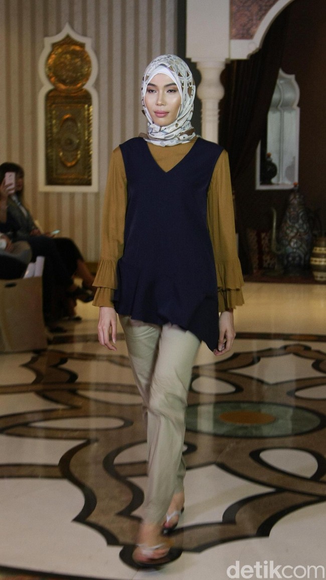 Rancangan busana muslim terbaru dari creative director brand SUQMA, Jenahara Nasution, yang mengusung tema Djellaba, bertempat di Rumah Maroko, Menteng, Jakarta. [6/12/2017]. Foto: Mohammad Abduh/Wolipop