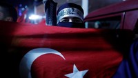 Unjuk rasa semacam ini digelar di hampir setiap provinsi Turki, seperti Konya, Bursa, Antalya, Mugla, Manisa, Adana, Bartin, Karabuk, Samsun, Yozgat, Malatya, Gaziantep, Kahramanmaras, Sanliurfa, Sirnak and Diyarbakir. (Osman Orsal/Reuters)