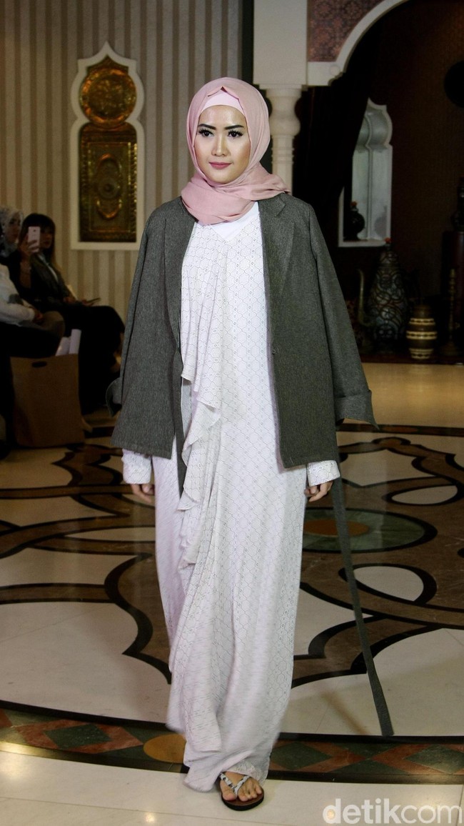 Rancangan busana muslim terbaru dari creative director brand SUQMA, Jenahara Nasution, yang mengusung tema Djellaba, bertempat di Rumah Maroko, Menteng, Jakarta. [6/12/2017]. Foto: Mohammad Abduh/Wolipop