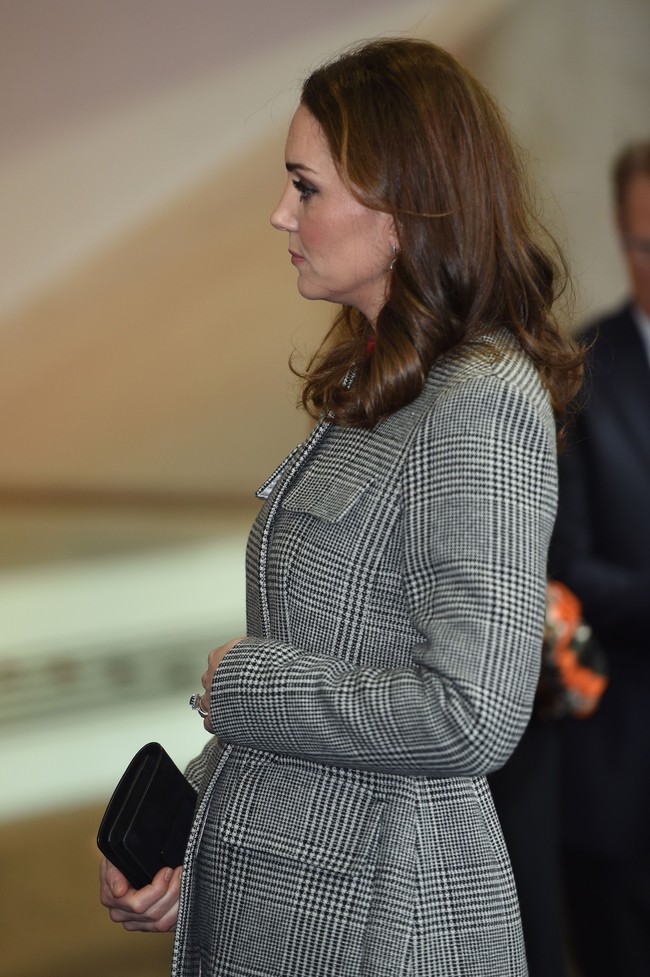 Kate Middleton sebenarnya sudah kembali tampil di depan publik sejak sebulan lalu, namun baru kali ini siluet perut hamilnya terbentuk jelas. Foto: Dok. Getty Images