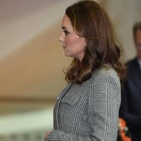 Kate Middleton sebenarnya sudah kembali tampil di depan publik sejak sebulan lalu, namun baru kali ini siluet perut hamilnya terbentuk jelas. Foto: Dok. Getty Images