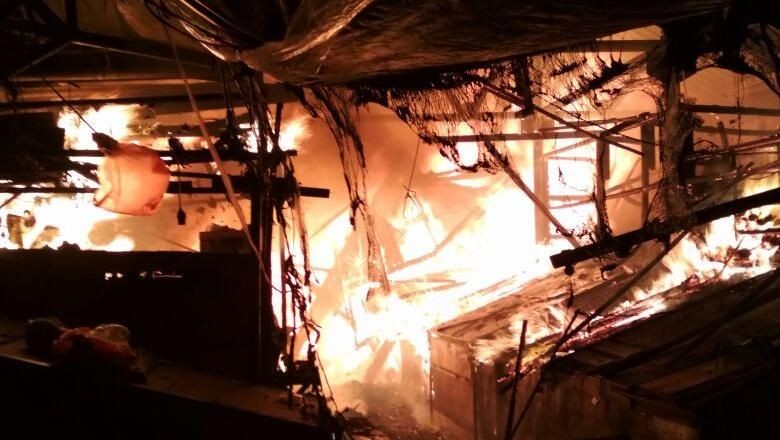 Pasar Gembrong Lama Jakpus Kebakaran, 12 Unit Damkar Diterjunkan Pasar Gembrong Lama Jakpus Kebakaran, 12 Unit Damkar Diterjunkan