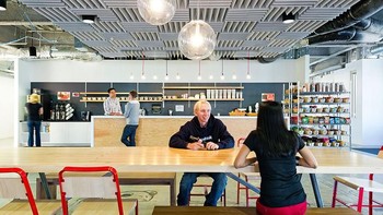 Dan Facebook juga menyediakan makanan gratis di kafetaria seperti ini. Foto: Office Snapshot