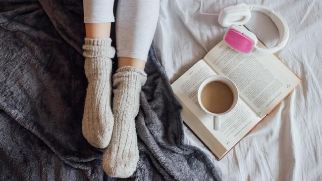 4 Alasan untuk Selalu Copot Kaus Kaki Saat Masuk Rumah