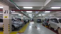 Pengunjung yang datang ke Masjid Baiturrahman dengan kendaraan diarahkan untuk parkir di ruang bawah tanah. Tempat parkir kendaraan roda dua dan empat dipisah. Di sana, ada beberapa penjaga. Kendaraan yang parkir pun dijamin aman (Agus/detikTravel)