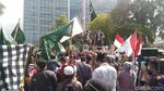 Foto: Bendera Palestina Dibentangkan di Aksi Demo depan Kedubes AS