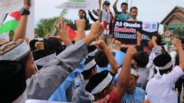 Mahasiswa dan Massa di Aceh Bakar Foto Trump