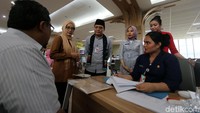 Lely Pelitasari Soebekty dan Edy Junaedi mendapat penjelasan saat meninjau Mal Pelayanan Publik Provinsi DKI Jakarta.