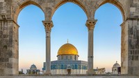 Di sini terdapat batu yang diyakini sebagai tempat pijakan Nabi Muhammad saat perjalanan Isra Mikraj. Selain itu, diyakini batu tersebut merupakan tempat Nabi Ibrahim mendapat perintah untuk menyembelih Nabi Ismail (Thinkstock)