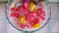 Biji mutiara ini nampaknya seperti jajanan di Indonesia ya. Tapi di Thailand sering disebut dengan red ruby karena ukurannya lebih besar dengan paduan water chestnuts dan bola-bola yang terbuat dari tepung beras dengan paduan santan. Enak disajikan dingin plus es batu. Foto: Istimewa