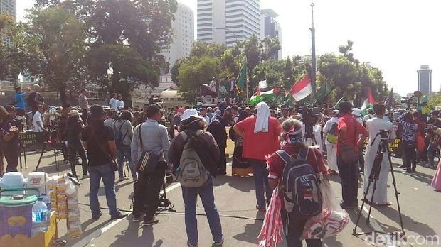 Massa Pendemo di Kedubes AS Bakar Ban dan Berselawat