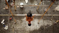 Bagi Shi batu bata adalah dumbel sementara perancah adalah tiang gimnastiknya. (Foto: Reuters/Thomas Peter)