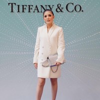 Tren ini juga menjadi pilihan Nindy Ayunda saat menyambangi acara Tiffany & co. di Jakarta pada 2017 lalu. Ia muncul dalam balutan blazer dress bergaya double-breast atau kancing ganda dari koleksi Under the Star rancangan Ivan Gunawan. Tidak ada celana atau rok yang menemani penampilannya. Namun, Nindy Ayunda tetap aman berkat potongan blazer yang jatuh di atas lutut. Menyempurnakan gayanya sore itu, oversized earings Rinaldy A.Yunardi, pointed heels, dan tas Dior seri Diorama berwarna metalik. (Foto: Instagram/@ivan_gunawan)