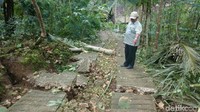 Penampakan jalanan yang rusak karena tanah bergerak. 13 desa yang terdampak yaitu di wilayah Kecamatan Kaligesing, Bener, Loano, Purworejo, dan Gebang. Kerusakan enam rumah warga di Desa Jelok, bahkan 1 rumah amblas dan hancur, kemudian 1 rumah rusak berat di Desa Donorejo