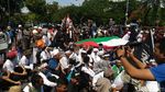 Foto: Bendera Palestina Dibentangkan di Aksi Demo depan Kedubes AS