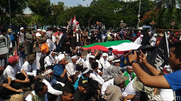 Massa di Kedubes AS Tambah Banyak, Bendera Palestina Dibentangkan