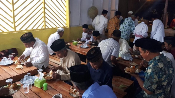 Setiap Jumat, Warung Ini Beri Makan Gratis untuk Dhuafa