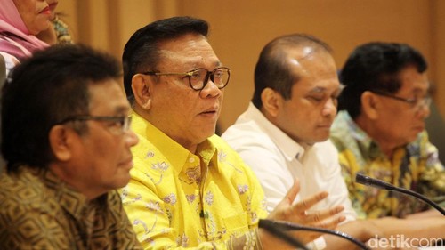 Ketua Dewan Pakar Partai Golkar Agung Laksono menerima Ketua Forum Silaturahmi DPD I Partai Golkar Ridwan Bae dan sejumlah Ketua DPD di DPP Golkar Jalan Anggrek Neli, Jakarta Barat, Jumat (8/12/2017). Pertemuan tersebut untuk membicarakan mengenai Munaslub Golkar untuk mencari penganti Setya Novanto.