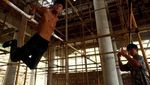 Kuli Bangunan Berperut Six Pack Ini Curi Perhatian Warganet