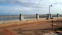 Pemerintah akan membangun tanggul pengamanan pantai dengan panjang mencapai 20 km hingga 2019.