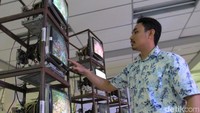 Puluhan seniman mengikuti perhelatan Bandung International Design Arts Festival (BIDAF) 2017. Salah satunya adalah karya seni yang terdiri dari puluhan monitor bekas.  Foto: Wisma Putra/ detikHOT