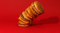 Seorang reporter This Is Insider yang mencoba menu pilihan Trump mengaku butuh 45 menit untuk habiskan 4 burger. Terakhir ia mulai alami mual karena kekenyangan. Foto: This Is Insider