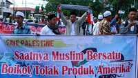 Massa yang tergabung dalam Komite Nasional Untuk Rakyat Pelestina (KNRP) Sulbar, melakukan aksi dukung Palestina di Jalan Petterani, Mamuju, Sulawesi Barat.(Foto: Akbar Tado/Antara)