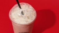 Lihat saja nih betapa creamy-nya minuman cokelat ini. Anda mungkin tak akan bisa hilangkan rasa haus dengan menenggak melted chocolate shake. Foto: This Is Insider