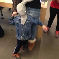 Saking bosannya, anak ini memelintirkan baju sang ibu ke kepalanya. Foto: ist