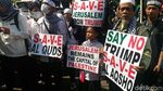 Foto: Bendera Palestina Dibentangkan di Aksi Demo depan Kedubes AS
