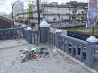 Karena tidak adanya tong sampah, menjadikan sampah menumpuk di jembatan (Jefris/detikTravel)