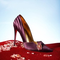 Wanita yang mengenakan stiletto mencolok, seperti Jimmy Choo dan Christian Louboutin mungkin tampak materialistis, tetapi sebenarnya sangat pekerja keras. Mereka memiliki dorongan besar, tekad, dan etos kerja yang menonjol. Mereka sangat mencintai dan menghargai keindahan. Jadi pengguna sepatu stiletto mengelilingi dirinya dengan keindahan dalam berbagai hal kehidupan. Tidak harus selalu mahal, tetapi harus menyenangkan mata. Dia memiliki bakat untuk dapat menciptakan ruang yang menyenangkan secara estetika, tambah Kelada. Foto: Dok. Louboutin x Star Wars