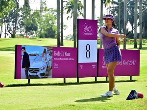 Farah Quinn Ikuti Turnamen Golf Mercy