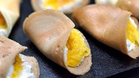 Makanan ini kalau di Thailand dikenal dengan namanya Khanom Bueang. Pancake renyah yang mirip crepes ini dibuat dari tepung beras dan diisi dengan santan dengan topping asin dan manis seperti kelapa parut hingga kuning telur. Foto: Istimewa