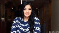 Penampilan Titi yang terlihat mempesona. Pool/Ismail/detikFoto.