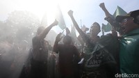 Polisi menenangkan massa.